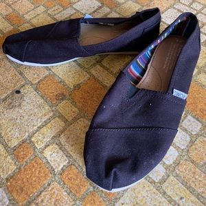 Tom’s black flats